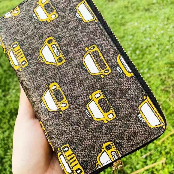 NWT Michael Kors Cute Wristlet - Picture 3 of 7